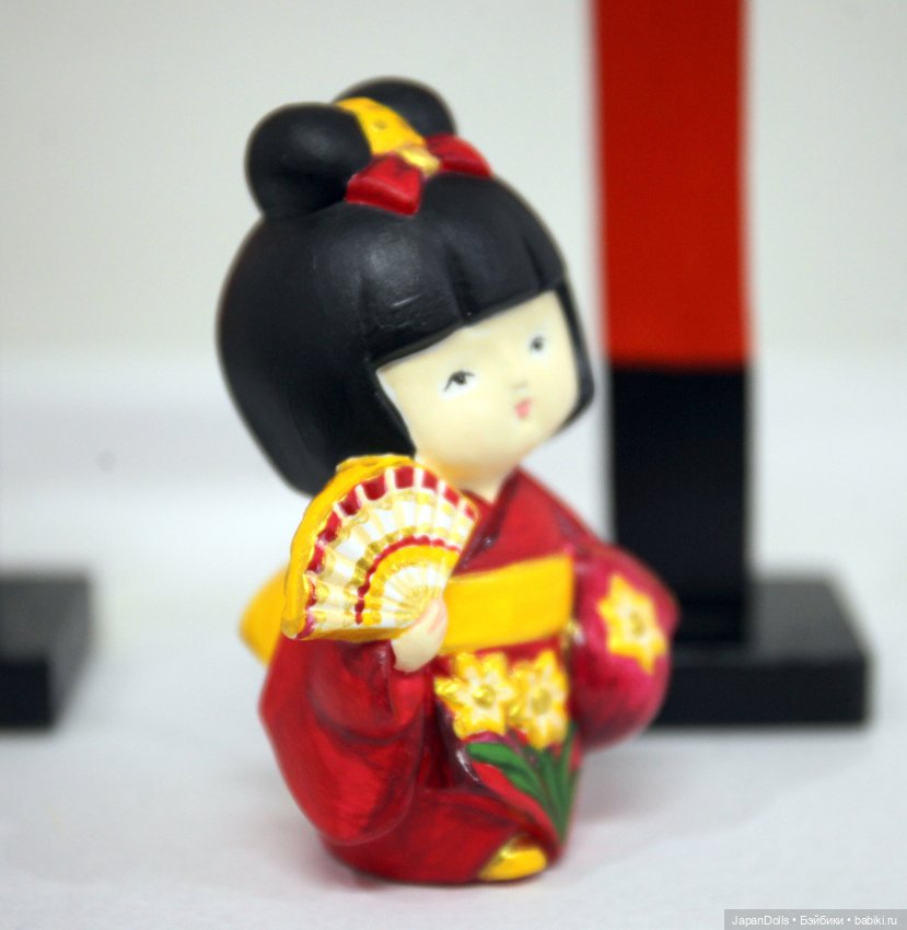 Девочка с веером на мастер-классе музея «Япония. Куклы, сказки и легенды» (фото 3)