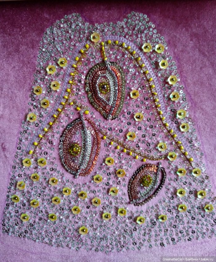 На кейпе из бархата распускаются тропические цветы