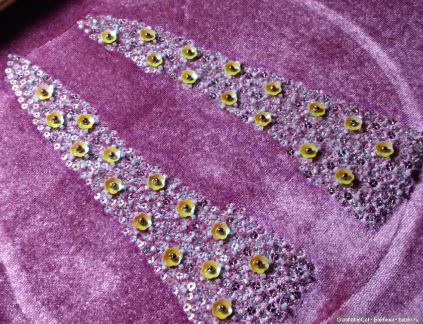 На кейпе из бархата распускаются тропические цветы (фото 4)