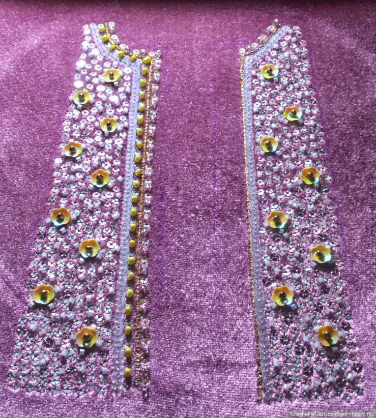 На кейпе из бархата распускаются тропические цветы (фото 2)