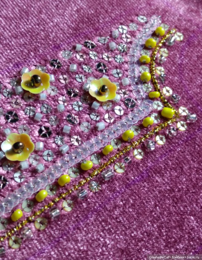 На кейпе из бархата распускаются тропические цветы (фото 5)