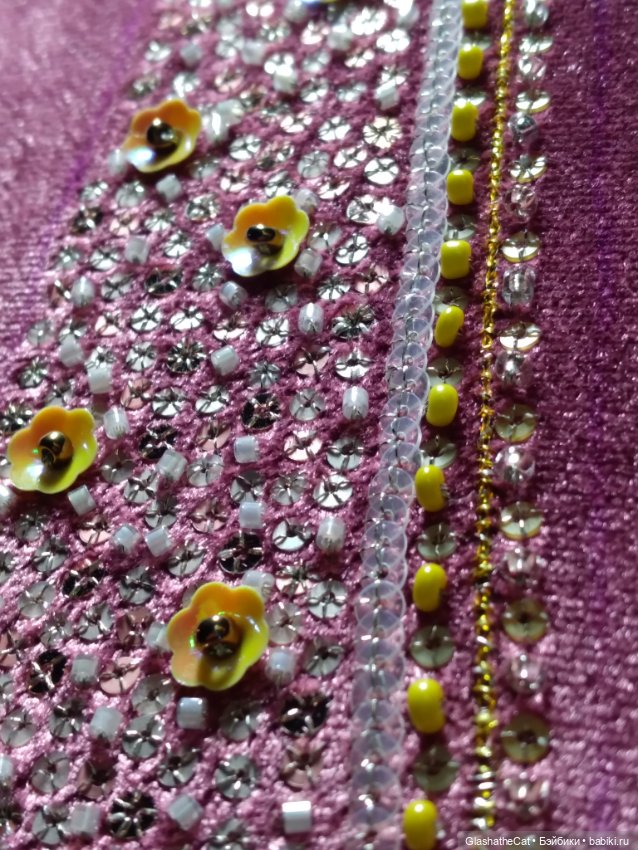 На кейпе из бархата распускаются тропические цветы (фото 3)