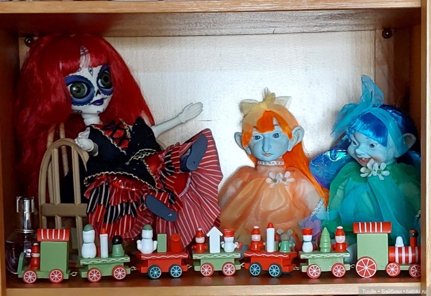 Куклополки и их жильцы — Коллекции игровых кукол (Playline): фото полок (фото 4)