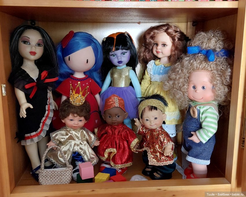 Куклополки и их жильцы — Коллекции игровых кукол (Playline): фото полок (фото 3)
