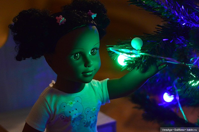 DEFAчка-негритянка у ёлки