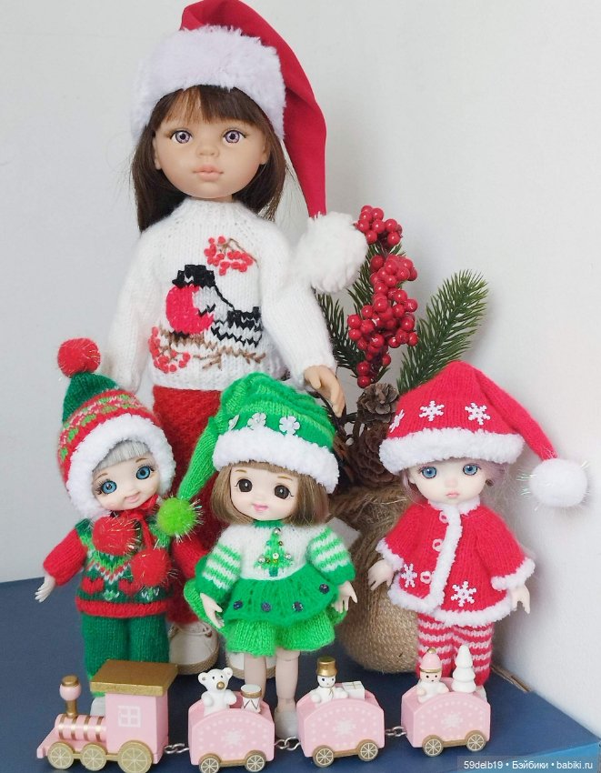 Словно отблески зари - на рябине снегири