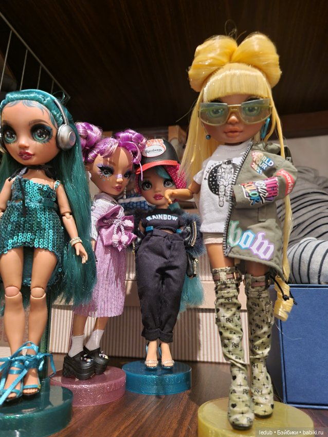 На верхней полке — Куклы Rainbow High (Рейнбоу Хай (фото 3)