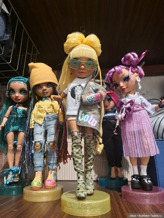 На верхней полке — Куклы Rainbow High (Рейнбоу Хай (фото 2)