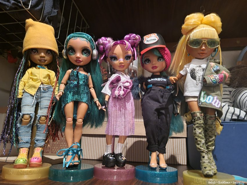 На верхней полке — Куклы Rainbow High (Рейнбоу Хай