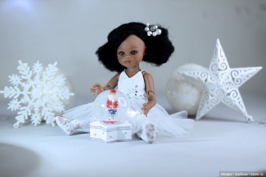 Новогодние платья и чудеса для шоколадных куколок (фото 3)