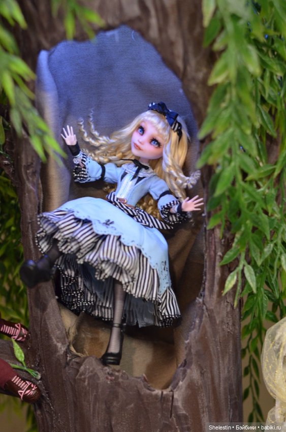 Стенд Арт проект: Алиса, сквозь зеркала