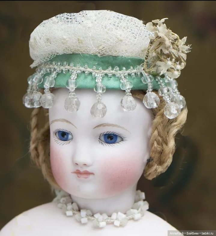 Бисер и стеклярус в декоре шляпок у антикварных куол