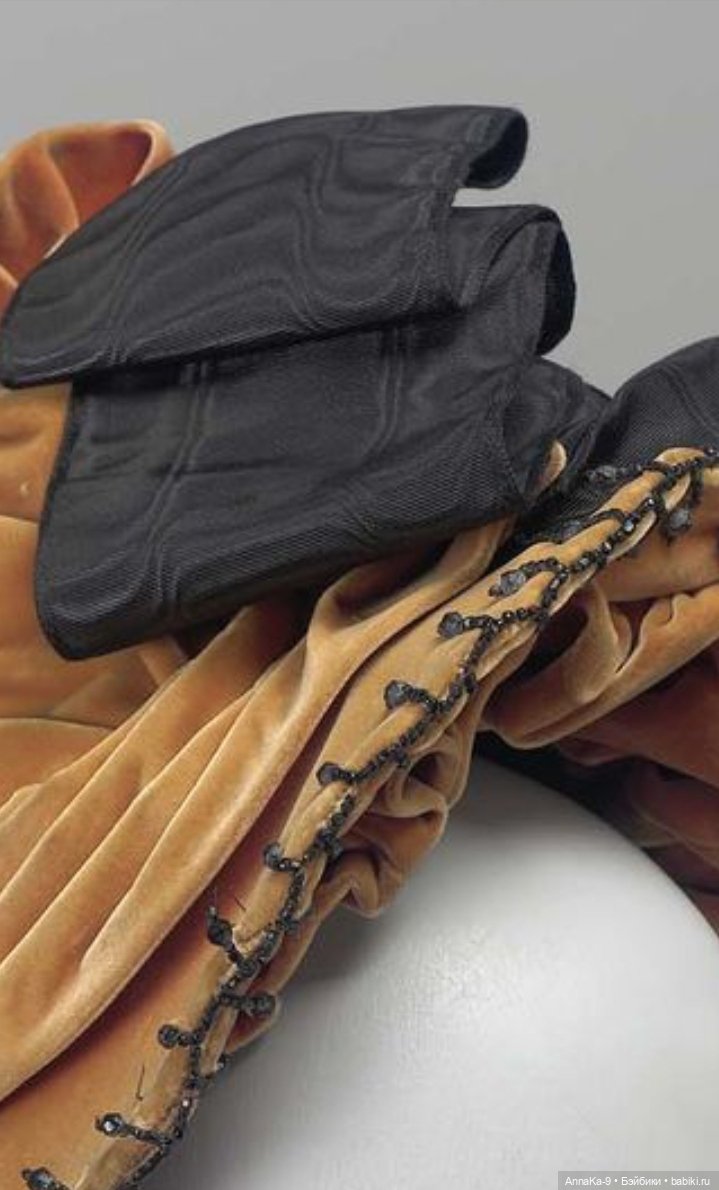 Бисер и стеклярус в декоре шляпок у антикварных куол