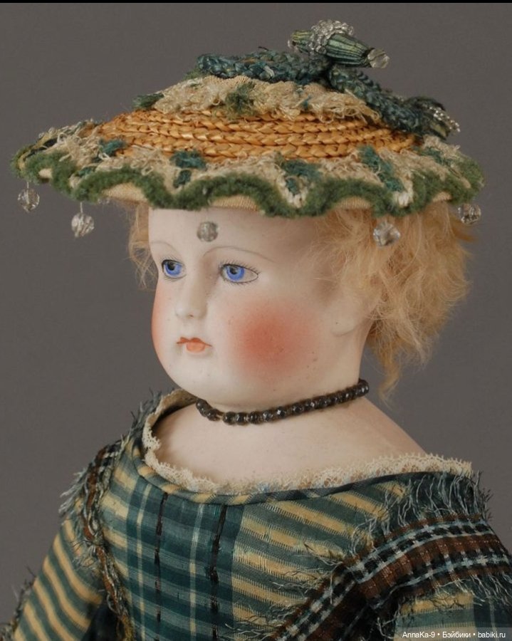 Бисер и стеклярус в декоре шляпок у антикварных куол