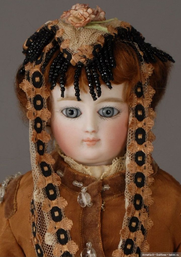 Бисер и стеклярус в декоре шляпок у антикварных куол