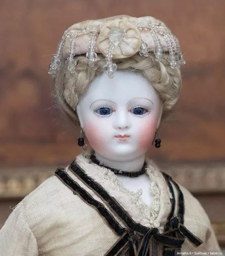 Бисер и стеклярус в декоре шляпок у антикварных куол