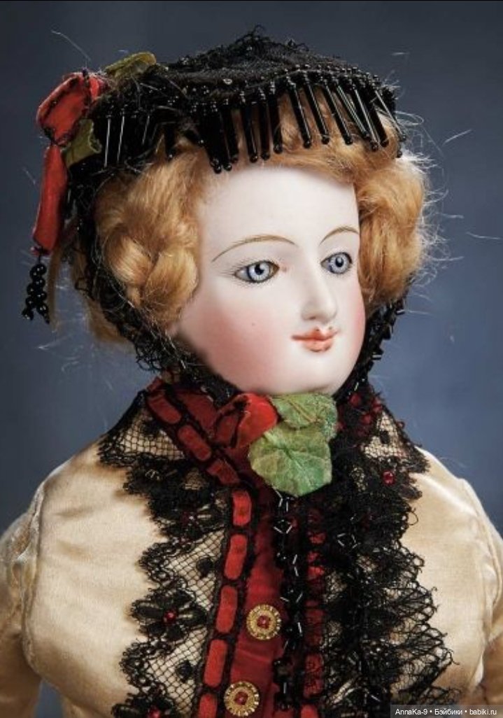 Бисер и стеклярус в декоре шляпок у антикварных куол