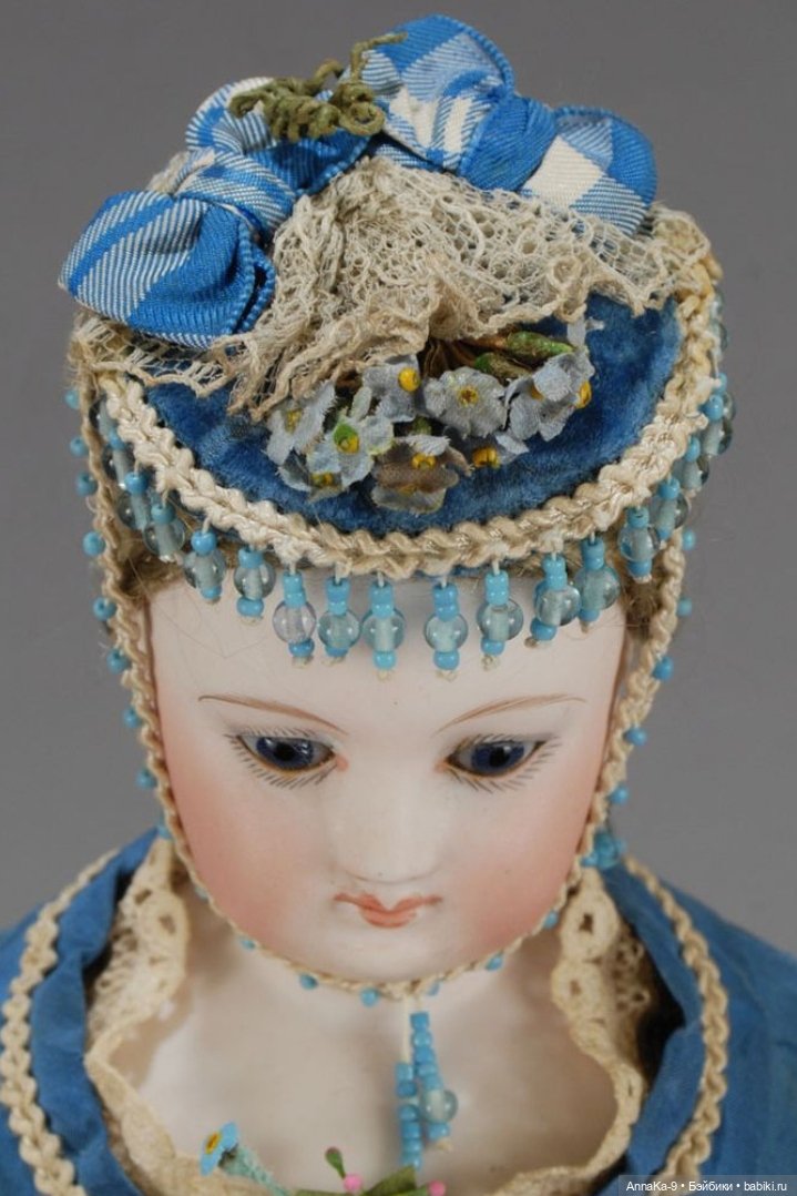 Бисер и стеклярус в декоре шляпок у антикварных куол