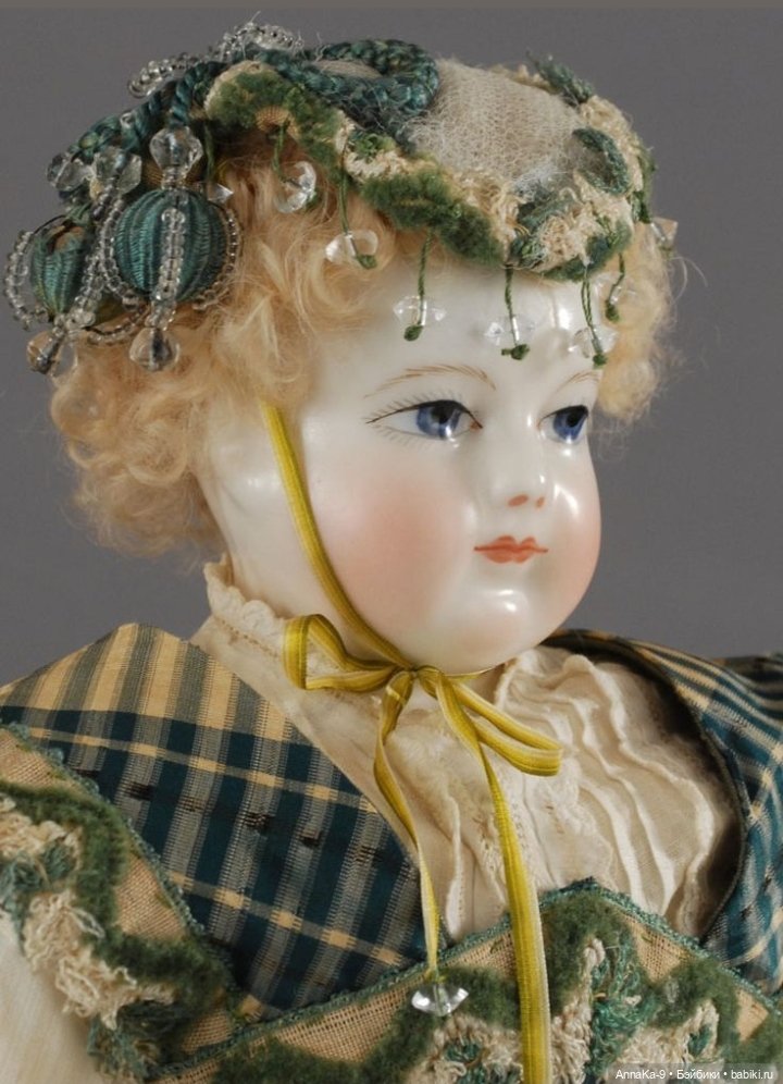 Бисер и стеклярус в декоре шляпок у антикварных куол