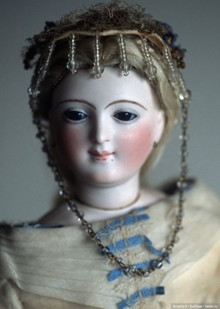 Бисер и стеклярус в декоре шляпок у антикварных куол