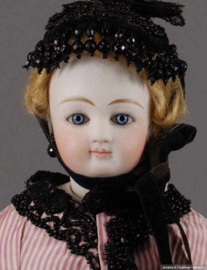 Бисер и стеклярус в декоре шляпок у антикварных куол