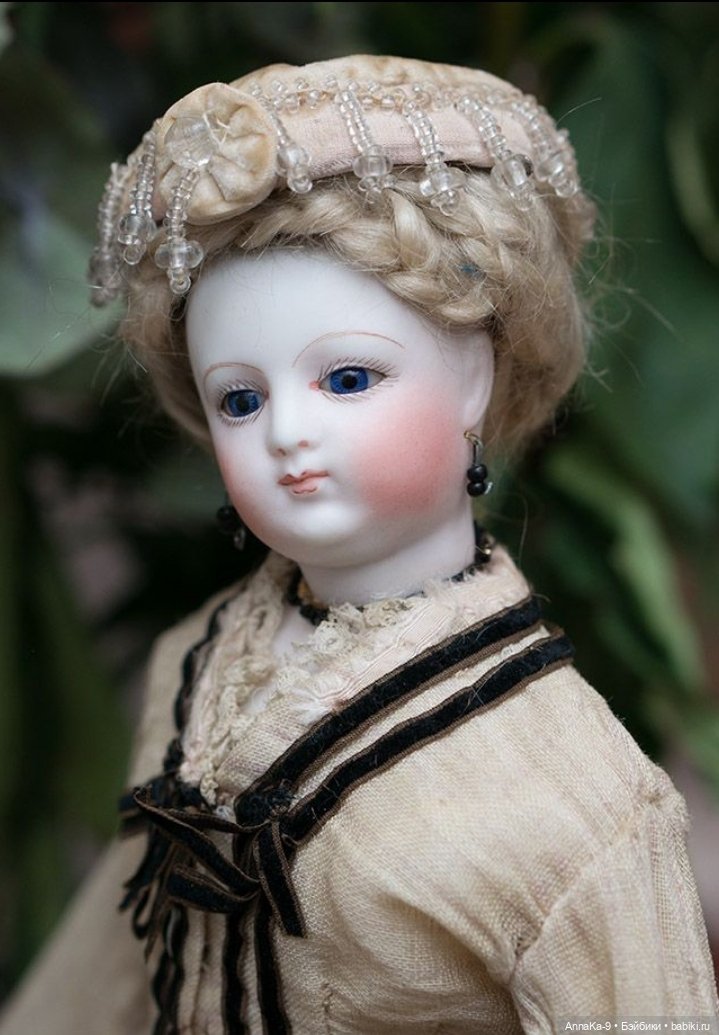 Бисер и стеклярус в декоре шляпок у антикварных куол