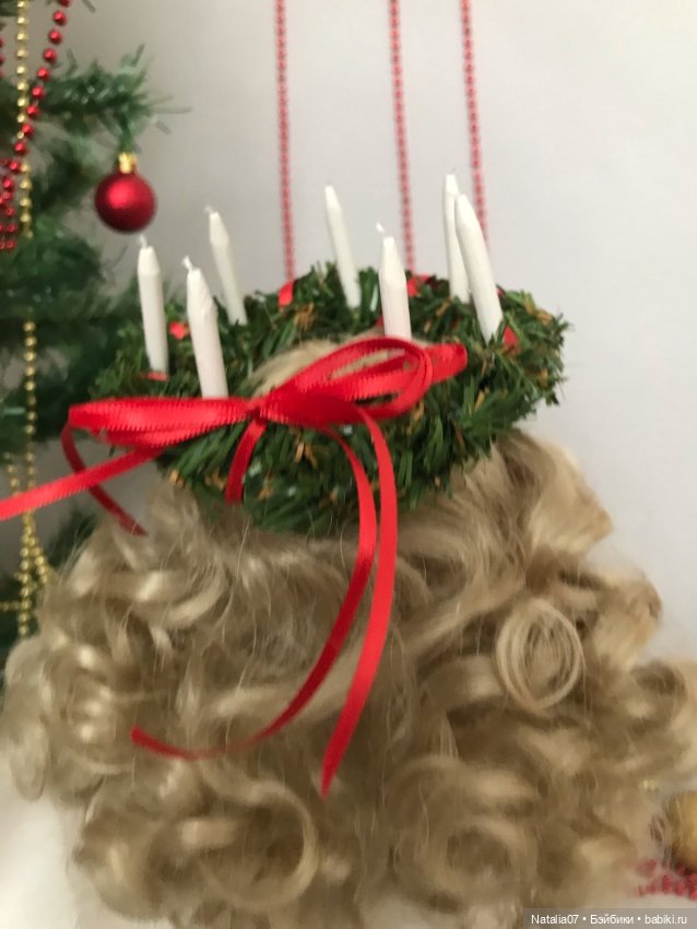 Праздник в Швеции, когда девушки надевают венок со свечами (фото 2)