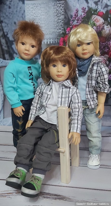 Мальчишки дружною толпой прикатили к нам домой