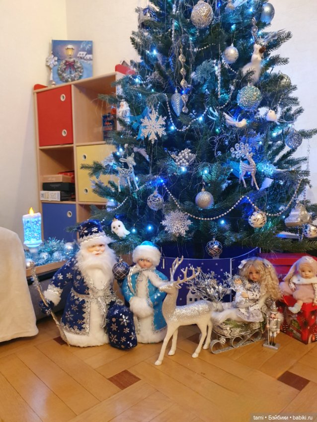 Девчушки под елочкой или Ёлка, прощай