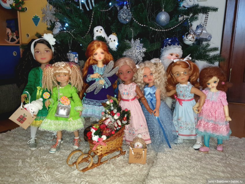 Девчушки под елочкой или Ёлка, прощай