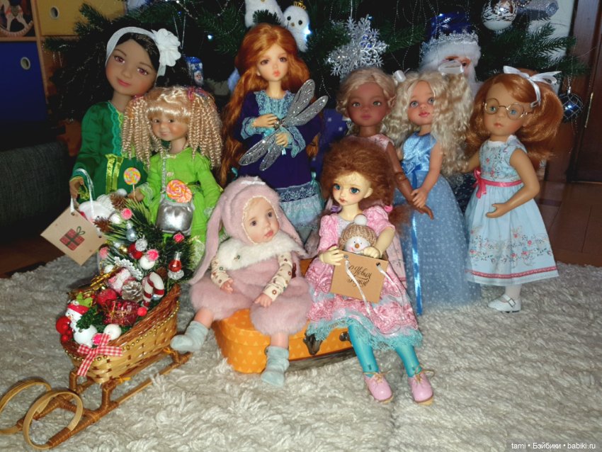 Девчушки под елочкой или Ёлка, прощай