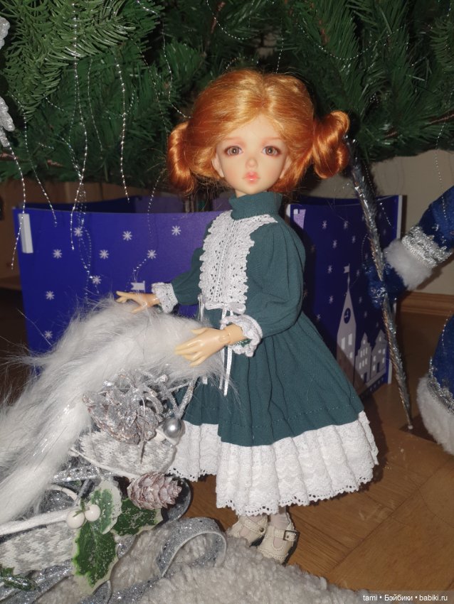 Девчушки под елочкой или Ёлка, прощай