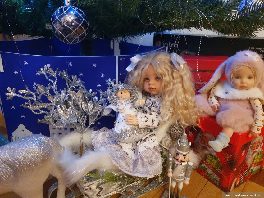 Девчушки под елочкой или Ёлка, прощай