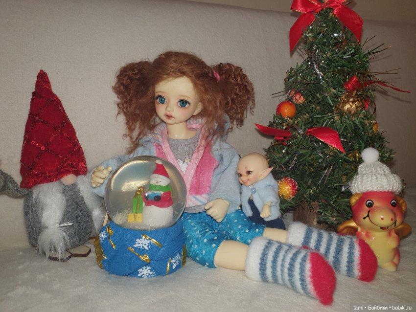 Девчушки под елочкой или Ёлка, прощай