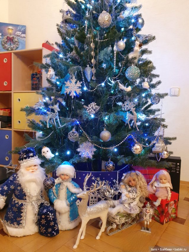 Девчушки под елочкой или Ёлка, прощай