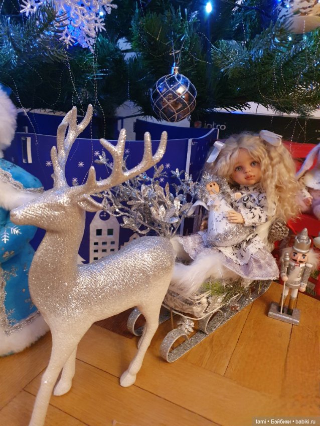 Девчушки под елочкой или Ёлка, прощай