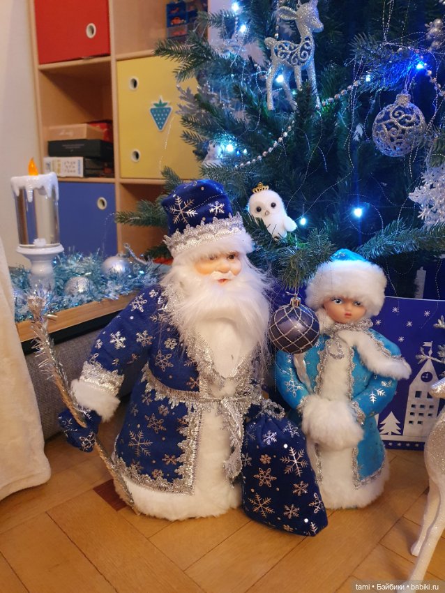 Девчушки под елочкой или Ёлка, прощай