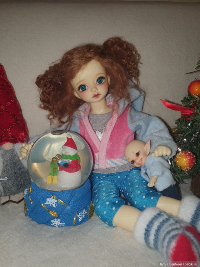 Девчушки под елочкой или Ёлка, прощай