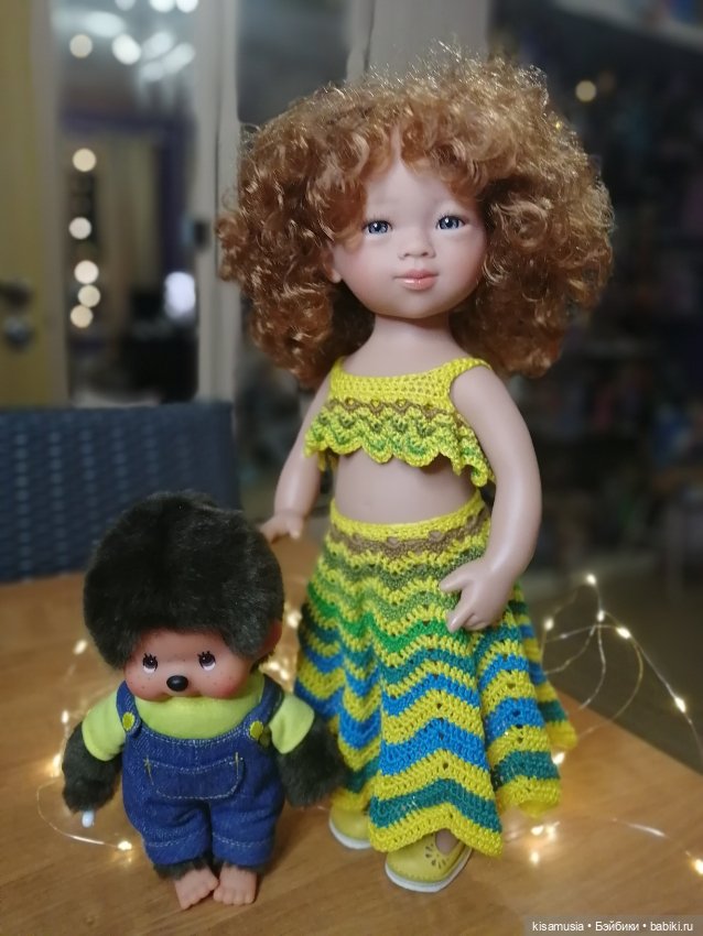 Кудрявая красавица в вязаных нарядах