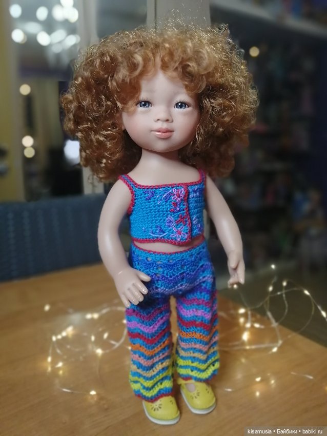 Кудрявая красавица в вязаных нарядах