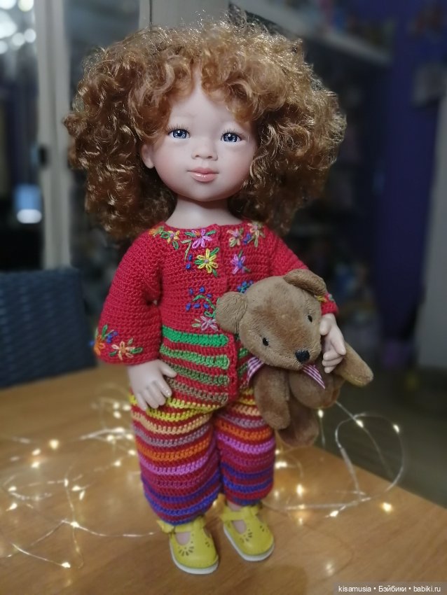 Кудрявая красавица в вязаных нарядах