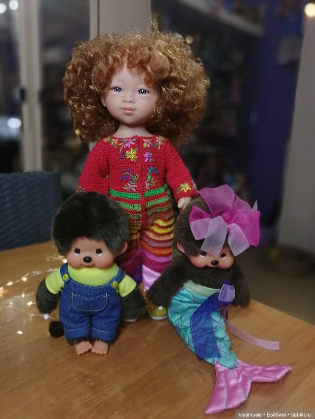 Кудрявая красавица в вязаных нарядах