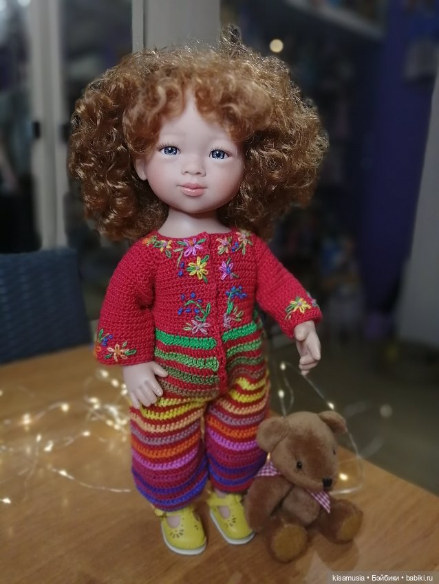 Кудрявая красавица в вязаных нарядах