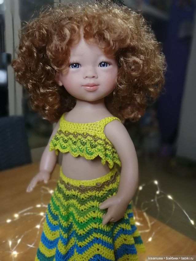 Кудрявая красавица в вязаных нарядах (фото 3)