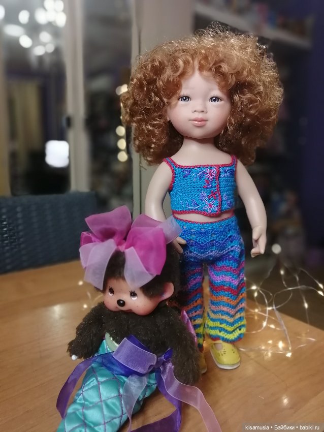 Кудрявая красавица в вязаных нарядах