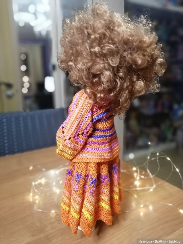 Кудрявая красавица в вязаных нарядах (фото 10)