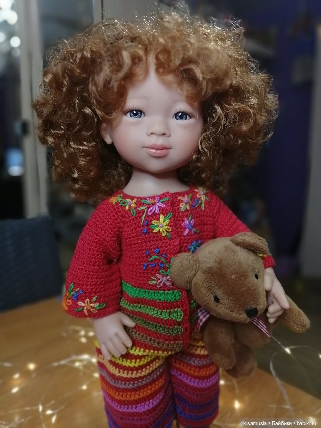 Кудрявая красавица в вязаных нарядах