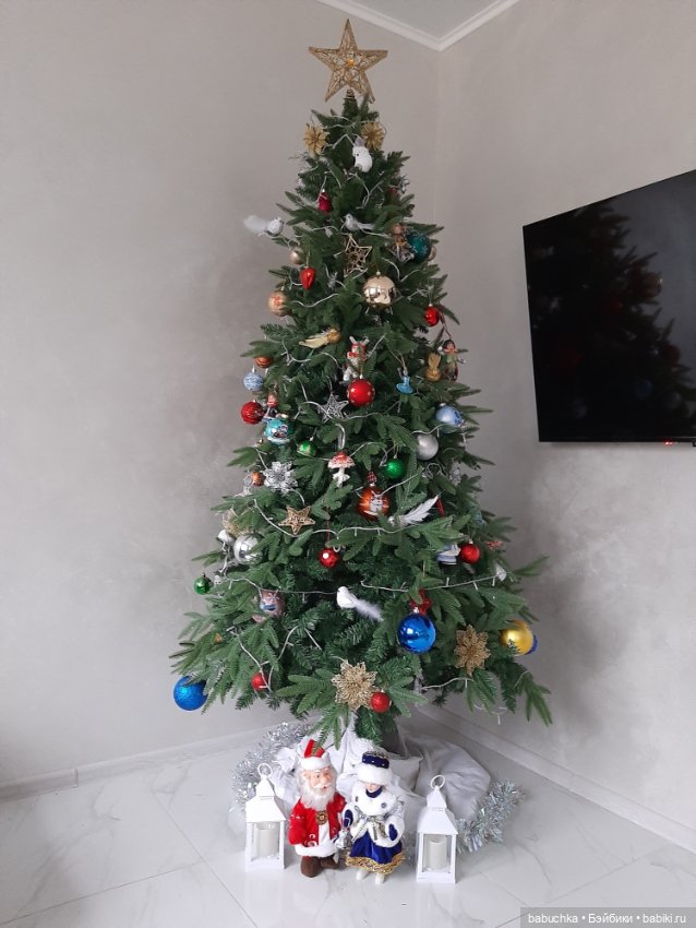 Наша елка высока. Достает до потолка