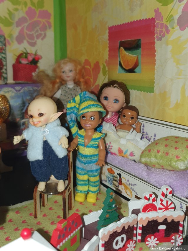 В кукольном доме — Коллекции игровых кукол (Playline): фото полок (фото 9)