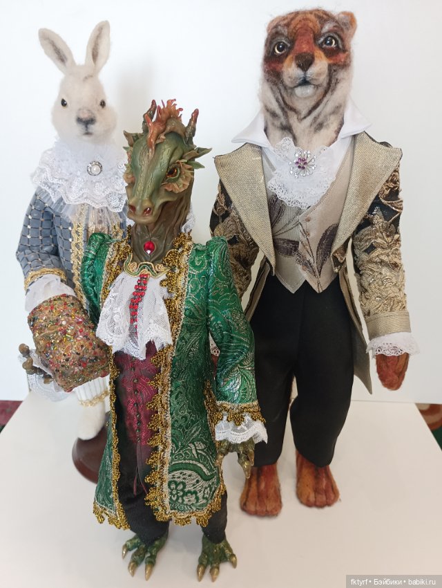 Костюм чешуйчатого дракона. Перчатки в виде лап. Драконьи лапы референс задняя. Лапы дракона референс. Перчатки когти дракона.